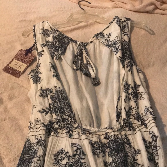 Adorable summer dress, new with tags! - Picture 3 of 6